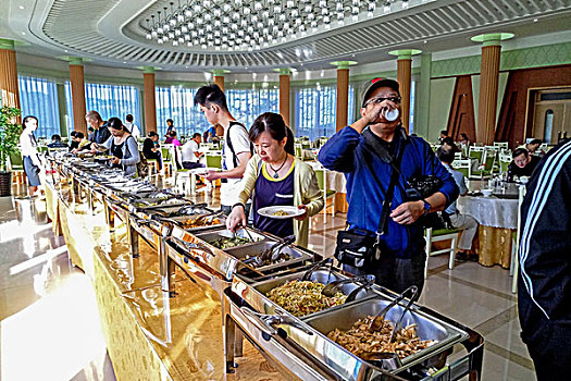 中国游客在朝鲜平壤西山饭店的早餐自助餐