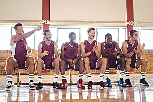 兴奋,篮球手,坐,长椅,球场
