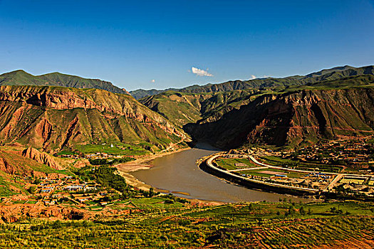 黄河上游山谷里玛沁县拉加镇