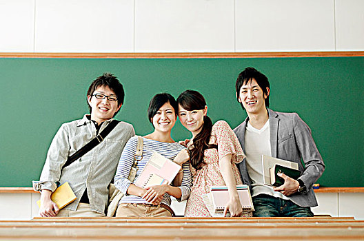 四个,大学生,微笑,正面,黑板