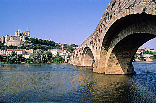 法国,朗格多克-鲁西永大区,桥,上方,球体,河