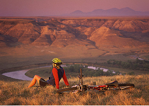 坐,女人,地点,自行车,远眺,风景,牛奶河,山谷,艾伯塔省,加拿大