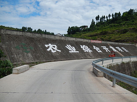 重庆市云阳县外郎乡的农村机耕,耕地