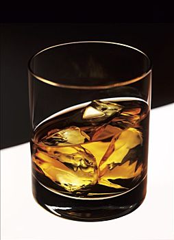 玻璃杯,威士忌酒,冰块