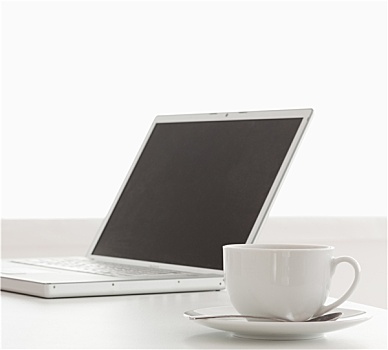 现代,笔记本电脑,茶杯,桌子