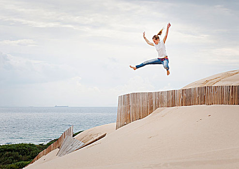 女人,跳跃,上方,围栏,沙丘,安达卢西亚,西班牙