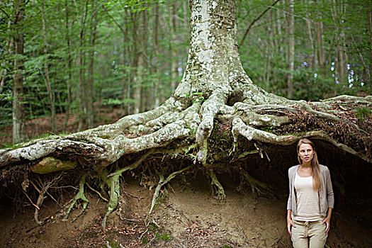 女人,站立,树,木头,看别处,思考