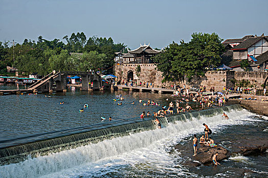 重庆市酷暑中市民们利用双休日在荣昌县路孔古镇旁的濑溪河畔享受清凉一夏的愉快