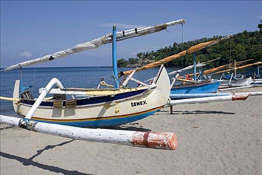 渔船,舷外支架,独木舟,海滩,印度尼西亚