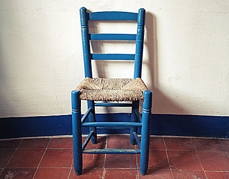 老,蓝色,木椅,藤条,座椅,站立,空,室内,白墙,红色,地面,旧式,照片,滤镜效果