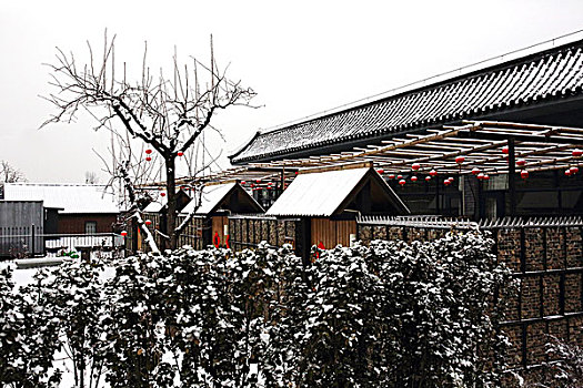 中式仿古建筑小院雪景