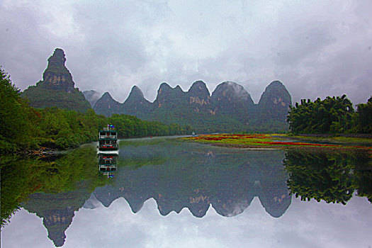 广西桂林漓江烟雨倒影游船