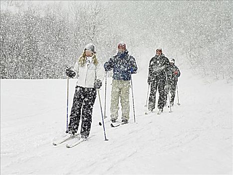 滑雪者,跋涉,暴风雪