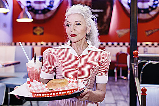 成熟,女性,女店员,汉堡包,20世纪50年代,用餐
