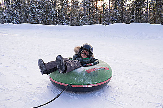 男孩,雪,滑雪橇,橡皮圈,区域,俄罗斯