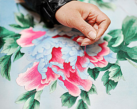 正在刺繡牡丹