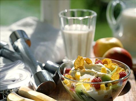 牛奶什锦早餐,玉米片,水果,牛奶,体育用品