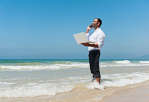 商务人士,笔记本电脑,手机,站立,上网,海滩,安达卢西亚,西班牙
