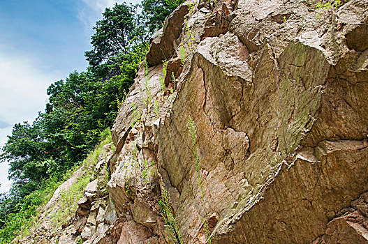 陡峭的岩石山体