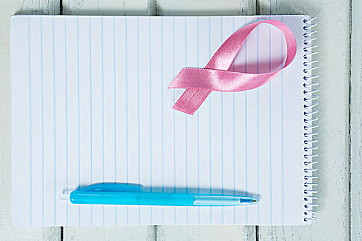 俯视,粉色,乳腺癌,意识,带,螺旋,便笺,笔,木桌子
