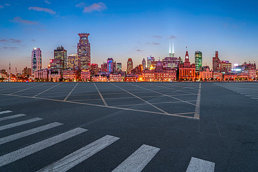 城市道路夜景和上海陆家嘴建筑景观