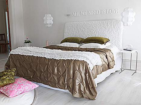 双人床,白色,软垫,床头板,绿色,毯子,卧室,吊坠,灯,标语,墙壁