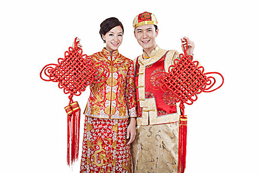 穿唐装的青年伴侣拿着中国结