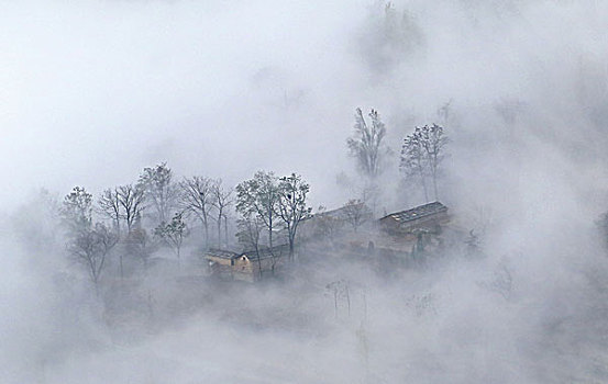 雾绕山村