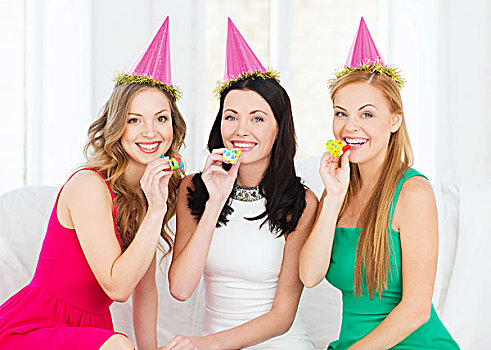 庆贺,朋友,单身派对,生日,概念,三个,微笑,女人,穿,粉色,帽子,吹