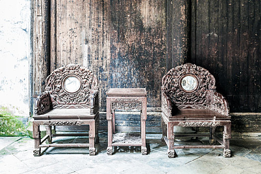 徽派老宅内的中式实木木雕座椅