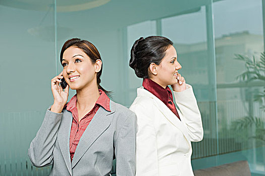 两个,职业女性,交谈,手机