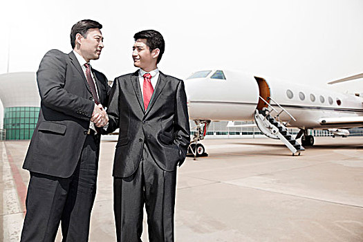 商务男士和私人飞机