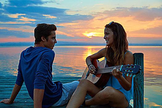 情侣,弹吉他,日落,码头,黄昏,海滩,高兴,一起