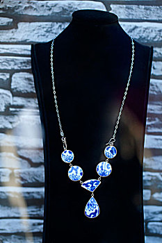特色小店内展示的蓝色宝石项链