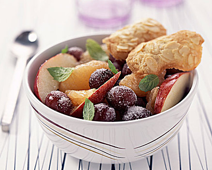柚子,葡萄,苹果,水果沙拉,杏仁,饼干