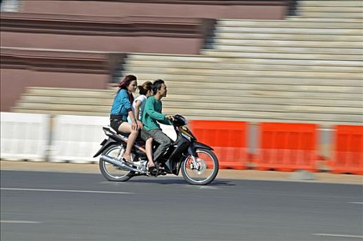三个,高棉人,人,摩托车,穿,头盔,金边,柬埔寨,亚洲