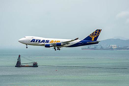 一架美国亚特拉斯航空的货运飞机正降落在香港国际机场