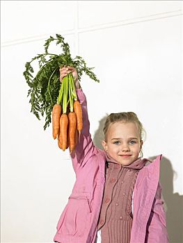 女孩,5-7岁,拿着,束,胡萝卜,肖像