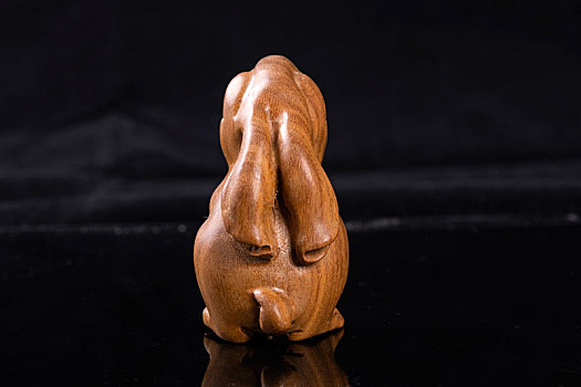 木雕兔子