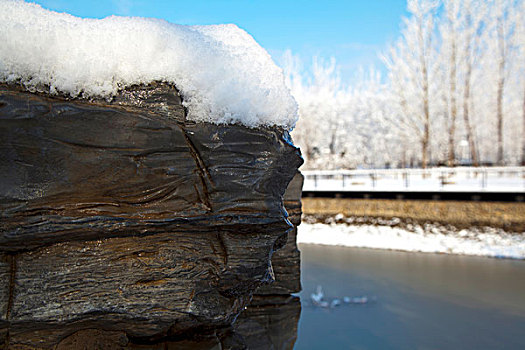 巨大的石头覆盖着厚厚的白雪