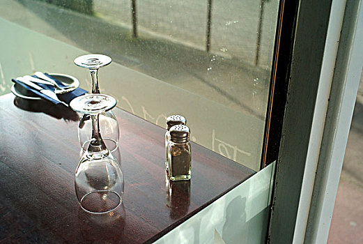 桌子,葡萄酒,玻璃,盐,胡椒,调味品,窗户