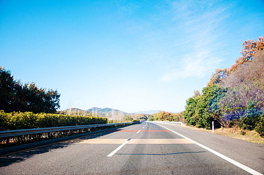 晴朗天气中的高速公路