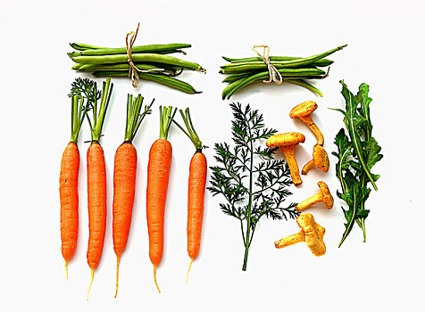 胡萝卜,豆,鸡油菌,紫花南芥沙拉,白色背景