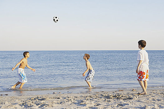 两个男孩,少男,玩,足球,海滩