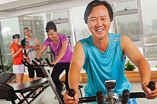 男人,微笑,练习,健身自行车