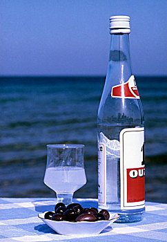 希腊,饮料,瓶子,加,盘子,乌榄,桌子,海洋