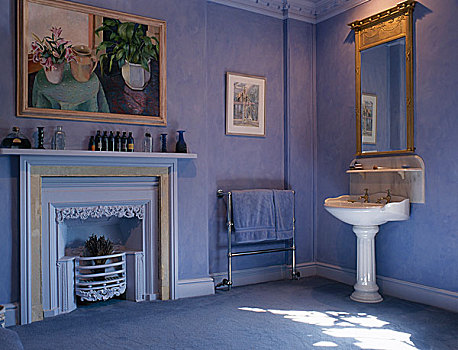 传统,蓝色,浴室,基座,水槽,镀金,镜子,涂绘,壁炉,框架,艺术品