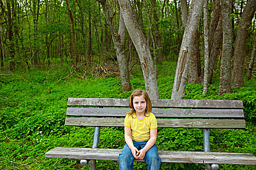 金发,孤单,孩子,女孩,高兴,坐,公园长椅,树林,丛林