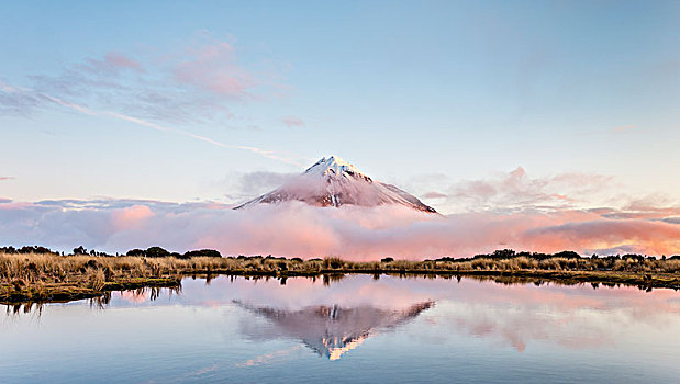 反射,山中小湖,层状火山,塔拉纳基,日落,艾格蒙特国家公园,北岛,新西兰,大洋洲