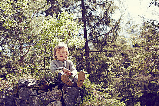 男孩,放松,岩石上,树林